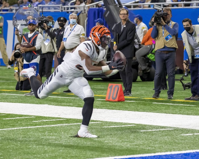 Oct 17, 2021; Detroit, Michigan, USA; Cincinnati Bengals running back Chris Evans (25) catches a pass for a first quarter touchdown against the Detroit Lions at Ford Field. Mandatory Credit: David Reginek-USA TODAY Sports